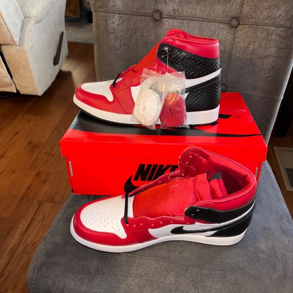 NIB NEW Women’s Nike Air Jordan 1 Retro High OG Satin Snake Sneakers 12 - Picture 2 of 6